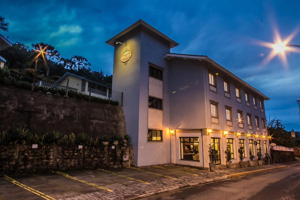 A Pousada il Villaggio está localizada no centro de Santo Antonio do Pinhal a poucos passos dos restaurantes e do comércio local. São 19 acomodações divididas em apartamentos e chalés (7 chalés, 10 apartamentos duplos e 2 apartamentos triplos).